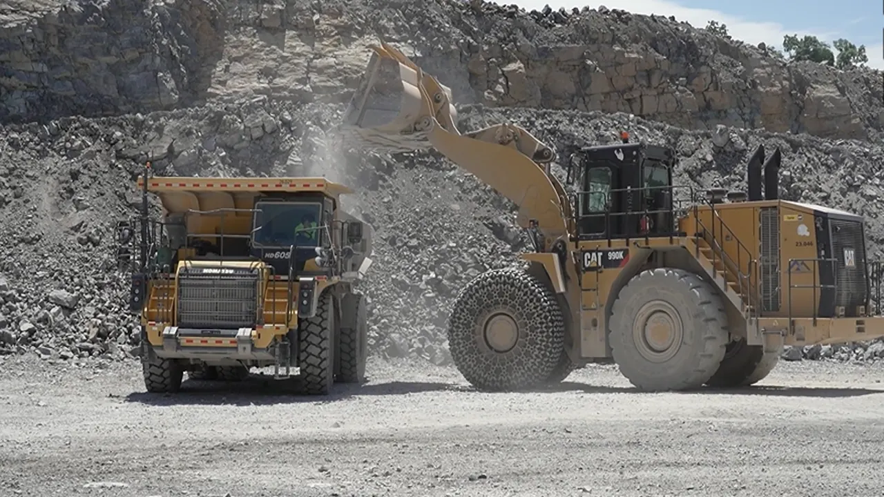 Wheel loader working a stockpile at the Alta / Lewisburg quarry